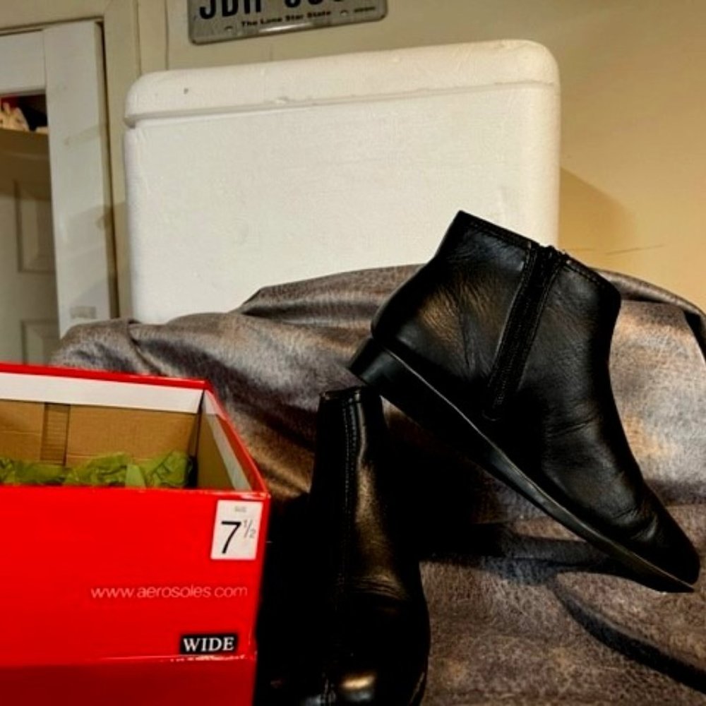 Aerosoles black leather bootie w/ side zip size 7.5 wide. Excellent condition!